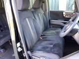 フロントは助手席と繋がったベンチシートです。