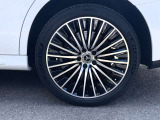 納車前整備はメーカー規定に基づき併設工場で入念に行います。メルセデス・ベンツ指定のツールと技術を用い、メーカーの研修を受けたメカニックがお客様のお車を整備いたします。