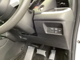横滑りを防ぐVSAなどのスイッチは、運転席の右側、手の届きやすい位置にあります。