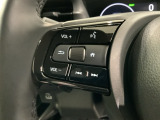 ステアリングにオーディオ操作スイッチが付いています。オーディオ画面に直接タッチしなくても操作が出来ますので、運転に集中できます。
