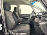 乗降がしやすい運転席。高さが調節できて小柄な女性でもベストポジションをとることができます。