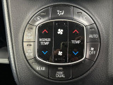 【デュアルオートエアコン】一度お好みの温度に設定すれば、車内の温度を検知し風量や温度を自動で調整。暑い&hellip;寒い&hellip;と何度もスイッチ操作をする必要はありません。快適な車内空間には必須の機能ですね♪