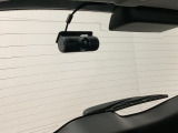 後方にもドライブレコーダーのカメラが付いています。前後両方でお車の周りを監視・記録いたします。