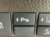パーキングセンサーシステムは走行中に障害物が迫ると音と表示でお知らせ、低速走行時時の安心感を高めます
