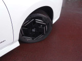 205/55R16タイヤ+専用アルミホイールです。スタッドレスタイヤや各種オプションのご注文も承っております(^^)!