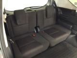 【3列目シート】しっかりした厚みの有るシートになりますので長い時間のドライブでも安心してお乗り頂けます♪