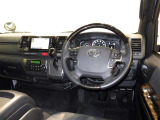 運転席まわりです。 各操作スイッチは使いやすい位置に配置されてます。