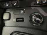 4WDモードセレクトスイッチ「NORMAL、GRAVEL、TRACK」の3つの制御モードから選択できます。ドライブモードセレクトは走行シーンやドライバーの気分に合わせて走りのテイストを選択できます。