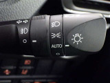 【オートライト】車外の明るさに応じて、自動的にライトの点灯・消灯をしてくれます。