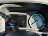 『スピードメーター』充電残量も一目で分かる見やすい表示、車両設定の操作もステアリングスイッチで簡単です。