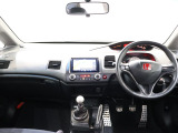 操作性に優れた運転席となります!小物入れや各ボタンの配置にこだわり、使いやすいです!座り心地もよく視認性も良好なのでロングドライブもお任せ下さい!