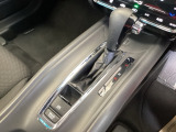 シンプルでとても使いやすいフロアシフトに、パーキングブレーキは電子制御パーキングブレーキです。