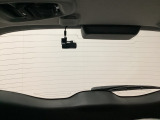 後方にもドライブレコーダーのカメラが付いています。前後両方でお車の周りを監視・記録いたします。