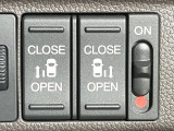 【両側パワースライドドア】スマートキーや運転席のスイッチで後席両側スライドドアの開閉が可能♪電動だから力を入れてドアを開ける必要が無く、小さなお子様でも簡単に開け閉めでき快適です♪