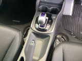 シンプルでとても使いやすいフロアシフトに、パーキングブレーキはハンドタイプのサイドブレーキです。
