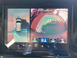 【全方位モニター】リバースに入れた際、車両全体を見渡している映像に切り替わります。また、見通しが悪い場所で便利な前方ワイド映像やすれ違いに便利な助手席側ワイド映像など切り替えが出来ますよ♪