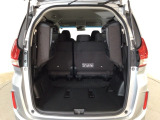 3列シートを跳ね上げると、大きな荷物も積みこめます!使い勝手もいいですね♪