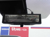 インテリジェント ルームミラーを装備。車両後方のカメラ映像をミラー面に映し出すので、車内の状況や、天候などに影響されずいつでもクリアな後方視界が得られます。