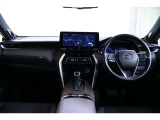 室内はディスプレイオーディオを起点としてエアコン、センターコンソールへと流れる様なデザインとなっています。各操作スイッチ等も使いやすい位置に配置され安定した運転が出来る仕様になっています。