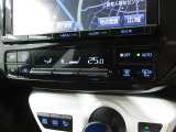 使いやすい位置に配置されたエアコンスイッチパネル。オートエアコンでいつも車内は適切な温度に保たれます。