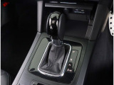 縦型シフトで操作性の良いシフトです!!シフトブーツやピアノブラックカラーのパネルがラグジュアリー感を高めます!