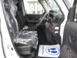 ウォークスルーになっていて助手席と運転席への移動も可能です