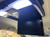 【後席モニター】家族や友人とお出かけする機会が多い方に大人気の後席モニターを装備!見やすい位置に画面がありテレビやDVDの視聴も快適!友達もお子様も、後席にしか乗らなくなるかも??