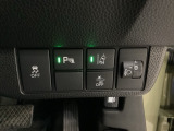 ハンドルの右側にはヘッドライトレベライザーとHondaセンシング用のメインスイッチがついています。ヘッドライトレベライザーは道路状況や積荷の加重に応じてライトの高さを調節できます。