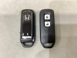 スマートキーを装備しています。鍵を差し込むことなくドアロックの開け閉めと、スタートボタン操作でのエンジンスタートができます。スペアキーも同じものを用意しております。