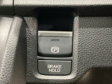 セレクトレバーの右に電子制御パーキングブレーキがあります。スイッチひとつで、停車した地点の傾斜などをシステムが検知・判断してブレーキ力を自動的に最適制御し、しっかり停車できるパーキングシステムです。