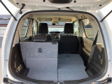 後ろからワンタッチで倒せるリヤシートも全車消毒済み。★フラットになった広々室内空間はレジャーにショッピングに大活躍!