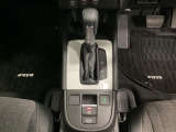 CVT車のセレクトレバーです。低速から高速まで、変速ショックのないスムーズな走りと、エンジン効率のよい領域を維持して燃費にも貢献します。サイドブレーキはスイッチ操作の電子制御パーキングブレーキです。