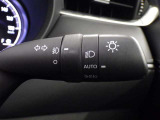 【オートライト】車外の明るさに応じて、自動的にライトの点灯・消灯をしてくれます。