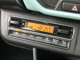 【オートエアコン】一度お好みの温度に設定すれば、車内の温度を検知し風量や温度を自動で調整。暑い&hellip;寒い&hellip;と何度もスイッチ操作をする必要はありません。快適な車内空間には必須の機能ですね♪