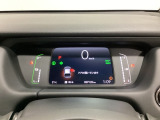 デジタル表示のスピードメーターとタコメーター、燃費やオドメーターなどの表示の他に、ホンダセンシング機能などの表示もできる多機能なマルチインフォメーション・ディスプレイです。