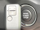 【キーレススタートシステム】カバンやポケットに入れたままでもドアの施錠・解錠が可能なスマートキーを装備。エンジンのオン・オフ時もカギを取り出す必要が無いからとっても便利です♪
