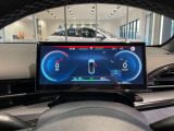 スポーティな雰囲気のスピードメーター