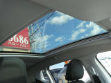 パノラマルーフ!!開けて太陽の光を室内に!気持ちも晴れ晴れして楽しいドライブに♪