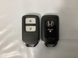 スマートキーを装備しています。鍵を差し込むことなくドアロックの開け閉めと、スタートボタン操作でのエンジンスタートができます。スペアキーも同じものを用意しております。