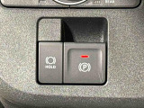 指先だけで簡単に操作が可能な電動パーキングブレーキを採用。「HOLD」スイッチを押すと、渋滞や信号待ちなどでブレーキペダルから足を離しても、ブレーキを保持するので安心です