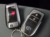 鍵がポケットの中でもドア開閉・エンジンスタートが可能な便利なスマートキーです!