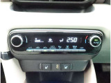 オートエアコンを装備しておりますので、四季を通じて車内を快適な温度に保つことが出来ます!高級感が有りますね!