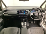 車内は光触媒抗菌消臭施工済です。インパネ周りはスタイリッシュなデザインです。グローブボックスやカップホルダーのほかにトレーなどたくさんの収納スペースが付いています。