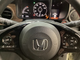 ハンドルにHondaセンシング系のクルーズコントロールやレーンキープアシストなどのスイッチと、オーディオの操作スイッチが装備されています。ハンドルから手を離さず安全に操作できます。