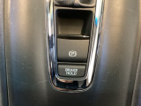 セレクトレバーの下に電子制御パーキングブレーキがあります。スイッチひとつで、停車した地点の傾斜などをシステムが検知・判断してブレーキ力を自動的に最適制御し、しっかり停車できるパーキングシステムです。
