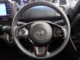 ハンドル左側にはオーディオ操作が出来るオーディオリモートコントロールスイッチ、右側にはHonda SENSINGとオートクルーズコントロールのスイッチを装備!