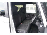 運転席・助手席はベンチシートになっております!運転席と助手席の間をスムーズに移動できます♪