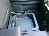 助手席下に大きな収納あり