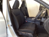 広い足元にゆったり座れるシートには肘掛けも装備しており長距離の運転でも疲れにくくなってます。女性でも運転がしやすいように、シートの高さ調整機能(シートリフター)がついています。