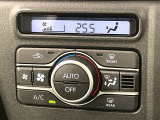 【オートエアコン】一度お好みの温度に設定すれば、車内の温度を検知し風量や温度を自動で調整。暑い&hellip;寒い&hellip;と何度もスイッチ操作をする必要はありません。快適な車内空間には必須の機能ですね♪